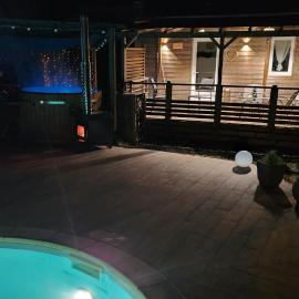 Chalet avec bain nordique et piscine Chambre d'hôtes La Siesta، فندق في فالون بون دارك