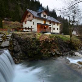 Apartmaji nad potokom, hotel in Železniki