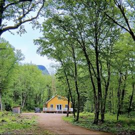 Chalet de la Roche Plate, готель у місті Saint-Raymond