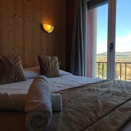 Le Catalan - Hôtel et appartements: Mont-Louis şehrinde bir otel