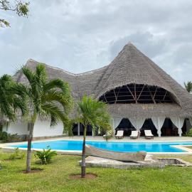 Private Villa With Pool - 5 BR close to the Beach