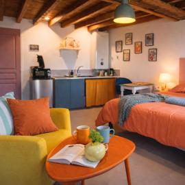 Studio Pop-25m2-Neuf et coloré - WiFi-Netflix, Hotel in Bellême