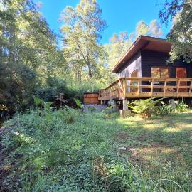 Cabañas y Hostal Casa de Campo Rukaleufu a orillas del Rio Huiscapi, hotelli kohteessa Villarrica