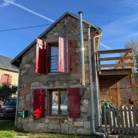 Maison typique Auvergne, hotel i Montel-de-Gelat