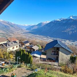 Charmant appartement Crans Montana, hotell i Randogne