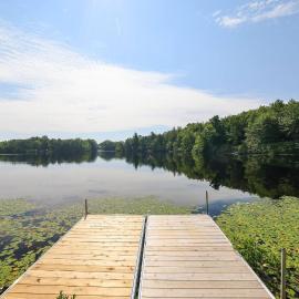 Poconos Lakefront Retreat | * Hot Tub * Arcades *, hotel en Long Pond