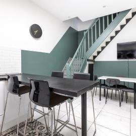 Large house - 4 bedrooms & 4 bathrooms, hotel din Roubaix