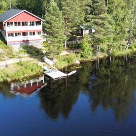 Lakeside Home near Kungsberget with a lake view and own jetty, 4 bedrooms, מלון בKungsfors