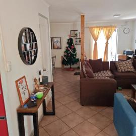 Linda casa amoblada con espacioso estaciónamiento, hotel a Sarmiento