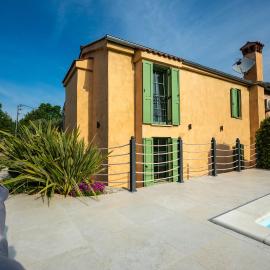 Villa Nika - Rustic Stone House with Heated Pool, hotel in Rasopasno