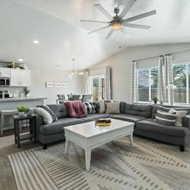 Spacious Cool Springs! Central Nampa 3 Bed
