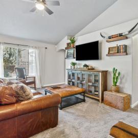 Southwestern Style 4 Bedroom Nampa Home Sleeps 16!, hotelli kohteessa Nampa