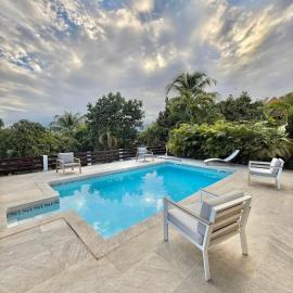 Viesnīca Villa tropicale avec piscine, terrasses et jardin pilsētā Ptibūra