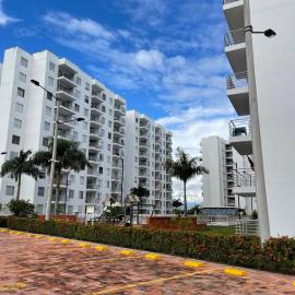Apto con balcón con vista verde y 4 piscinas