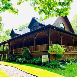 Rideau Lakes Rustic Chalet in Relaxing Natural Setting, Hotel in Portland