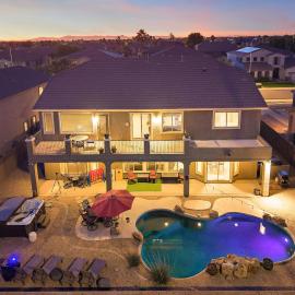 Sleeps 14 Pool Fire Pit Billiards EV Plug, hotell i Mesa