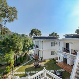 ELIVAAS Stars and Windsongs with Shared Pool, Garden, Game Zone, Restaurant, & Hill Views Pet-friendly, хотел в Нахан