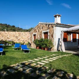 ISS Travel, Stazzu Fioritu - ground floor apartments with sea view, hotel in San Teodoro