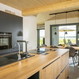 Ferienhaus am See LUV - Vogteihof am Bodden、ベルゲン・アウフ・リューゲンのホテル