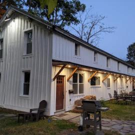 Hay Loft in Historic Barn - 4 Minutes to Legoland, viešbutis mieste Goshen