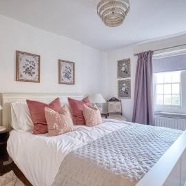 Hollyhocks 2 Bedroom House with Extra Sleeping Option - Wiltshire