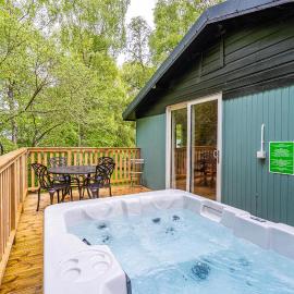 Fern Lodge 11 with Hot Tub, hotel a Belladrum