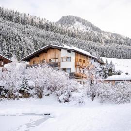 Alpchalet Tirol، فندق في بيرفانغ
