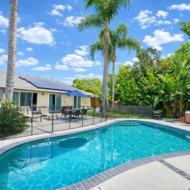 Rainforest Villa 4 Bedroom PoolSpa Walk2Disneyland, hotel sa Anaheim