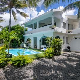 Ti Paradis Villa by Oceanaxe Holidays, hotel in Trou aux Biches