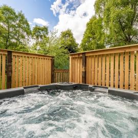 Bracken Lodge 6 with Hot Tub, hotel a Belladrum