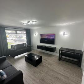 Family - Garden - Parking - WiFi - Sleeps 5, hotel in Alloa