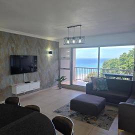 101 Camarque - 3 Bedroom Beachfront Apartment In Umdloti - 180 Degree Sea Views, хотел в Умдлоти