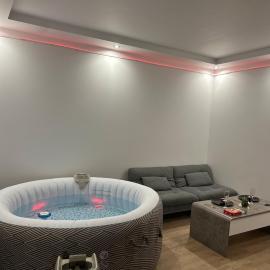 Jacuzzi Privé & Cinéma - Suite Romantique, hotel in Essey-lès-Nancy