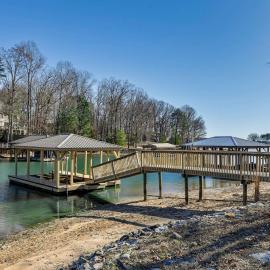 Lake Norman Retreat with Dock, Game Room and Hot Tub、レイク・ノーマン・オブ・カタウバのホテル