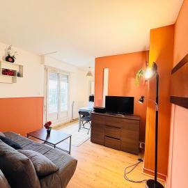 Logement Entier 2 Pièces Avec Grande Terasse Proche Gare, hotel in Melun