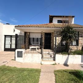 Gran casa para 8 personas Quequen Beach, Hotel in Necochea