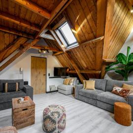 Beautiful group loft with sauna near the beach، فندق في جوليانادورب