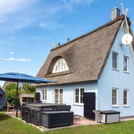 Holiday Home Urlaub im Reethaus Delphin mit Whirlpool und Sauna by Interhome โรงแรมในBeckerwitz