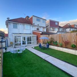4Bed House with parking and GYM in London Edgware, hotel din Edgware