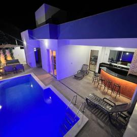 Piscina Aquecida Quartos com Ar cond 700m Praia