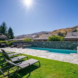 Cardrona Villa with Pool and Jacuzzi, khách sạn ở Cardrona