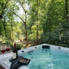 RiverEdge Haven Hot Tub, 5 Beds, Kayaks Near ND