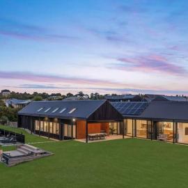 Sunset Ridge Retreat, stunning views, pool & sauna, hotelli kohteessa Orange