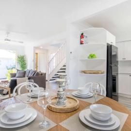 Aquamarine - modern & bright Huskisson townhouse, hotel in Huskisson