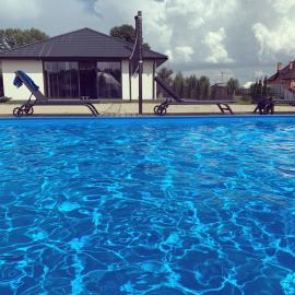 Будинок з видом на Десну, басейн, камін, 2 глемпінги, hotel a Novosilki