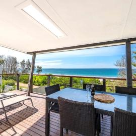 Aqua Vista - beachfront 4BR Home with ocean views, hotel in Vincentia