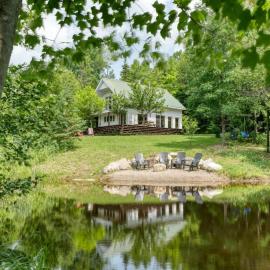 Spa et Waterfront - Cachette du Petit Lac, хотел в Chertsey