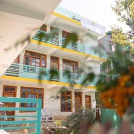 Yaarcation Stay and Cafe by Yaarana Experience, viešbutis mieste Jāmb