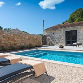 Rustic villa Dvori with outdoor pool in Porec, Hotel in Vržnaveri