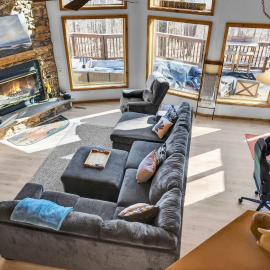 Cabin w hot tub, fire pit & deck โรงแรมในHedgesville